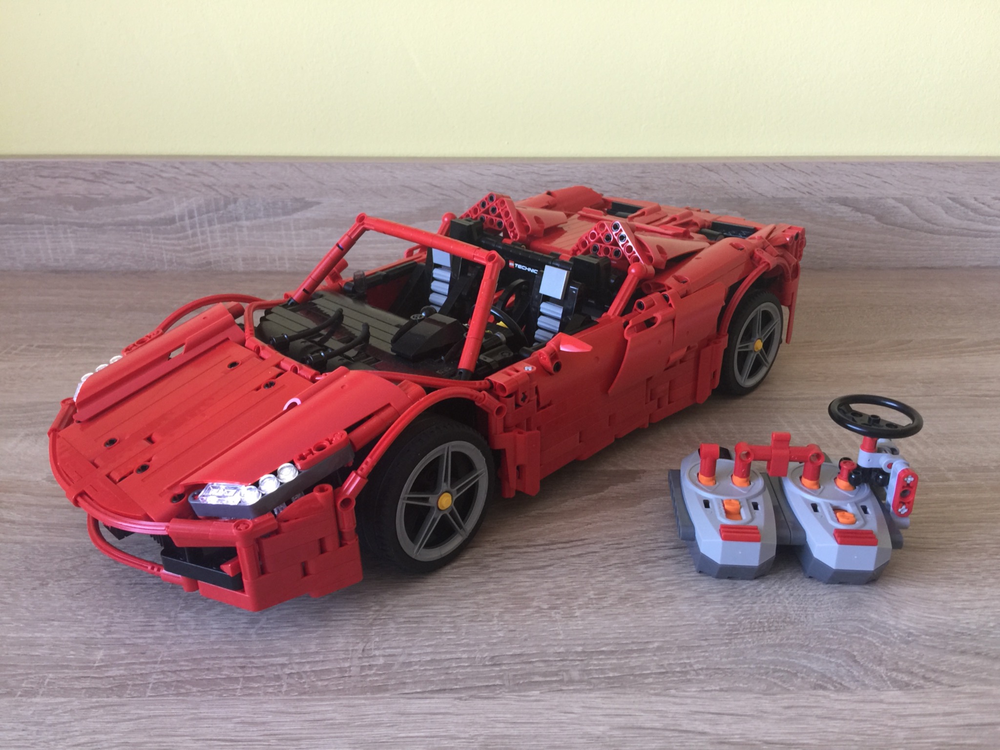 Červené Ferrari – diaľkovo ovládaný model Lego Technic